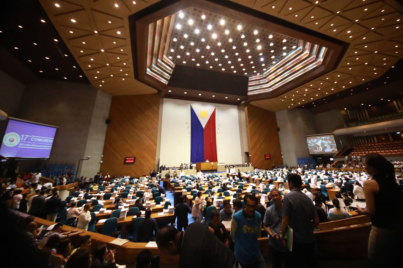 BUDGET TALKS. The House of Representatives convenes into a committee of the whole, which approved the reallocations from the Department of Public Works and Highways budget in 2019. File photo by Darren Langit/Rappler 