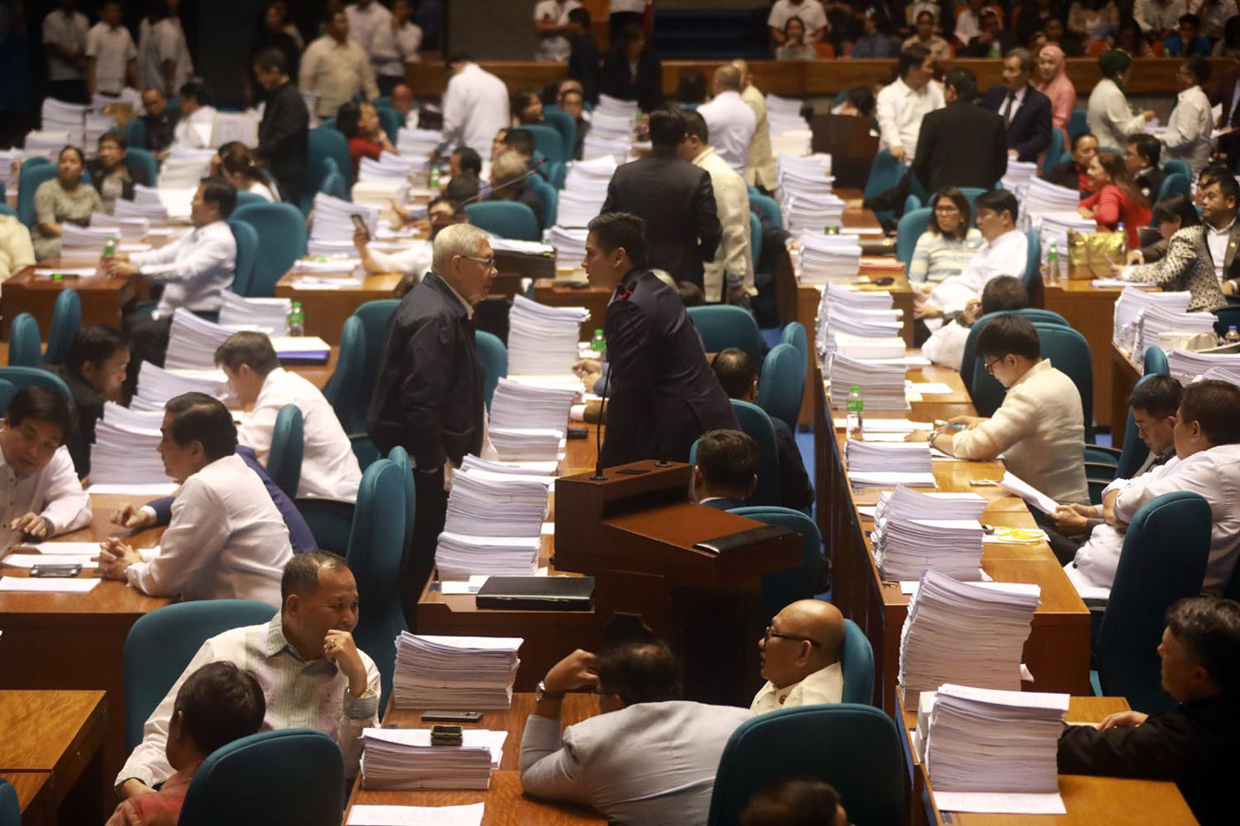 PLENARY. Lawmakers discuss among themselves before approving the proposed Bangsamoro Basic Law on 3rd reading on May 30, 2018. File photo by Darren Langit/Rappler 