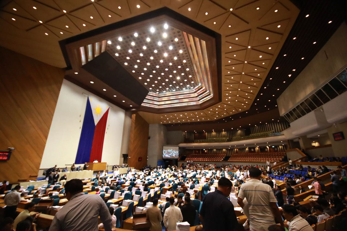 DISCREET VOTING. The House committee on constitutional amendments approves a resolution amending the Constitution behind close doors. File photo by Darren Langit/Rappler 