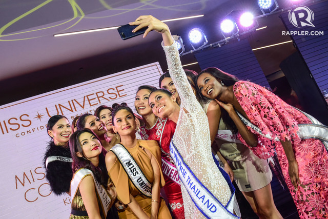 SELFIE. Eleven Miss Universe 2016 candidates take a selfie with Pia Wurtzbach at the pageant kick-off in December 2016. Photo by Alecs Ongcal/Rappler 