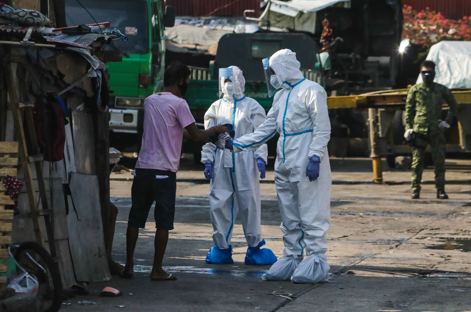 CURBING THE VIRUS. Health workers prepare to bring a person suspected of having coronavirus to a quarantine facility in Tondo. Photo by KD Madrilejos/Rappler 