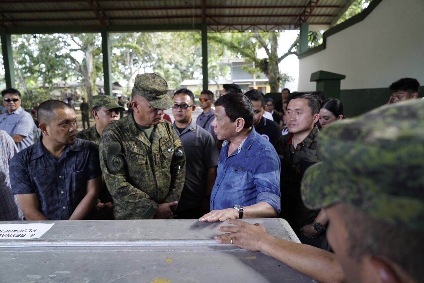 CONDOLENCES. President Rodrigo Duterte speaks with AFP Western Mindanao Command chief Arnel dela Vega while standing beside the remains of a Jolo blast victim. Malacañang photo  