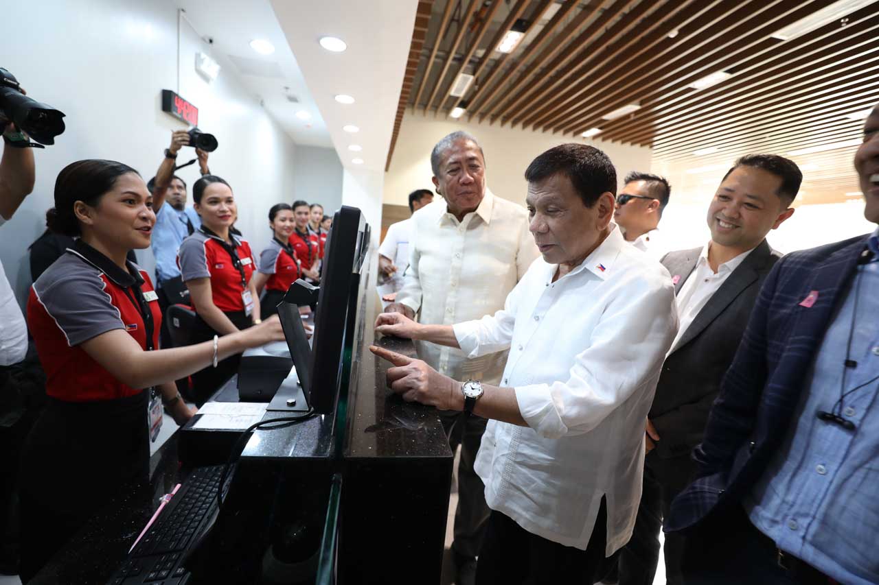TESTING. President Rodrigo Duterte tries out the facilities of the Parañaque Integrated Terminal Exchange on November 5, 2018. Malacañang photo 