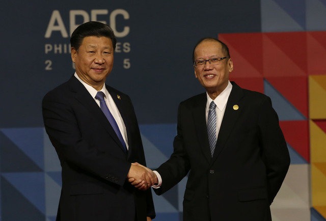 APEC HANDSHAKE. Philippine President Benigno Aquino III greets Chinese President Xi Jinping upon arrival for the Asia-Pacific Economic Cooperation Leaders’ Meeting family photo at the Philippine International Convention Center in Pasay City on Thursday, November 19. (Photo by Benhur Arcayan/Malacañang Photo Bureau)