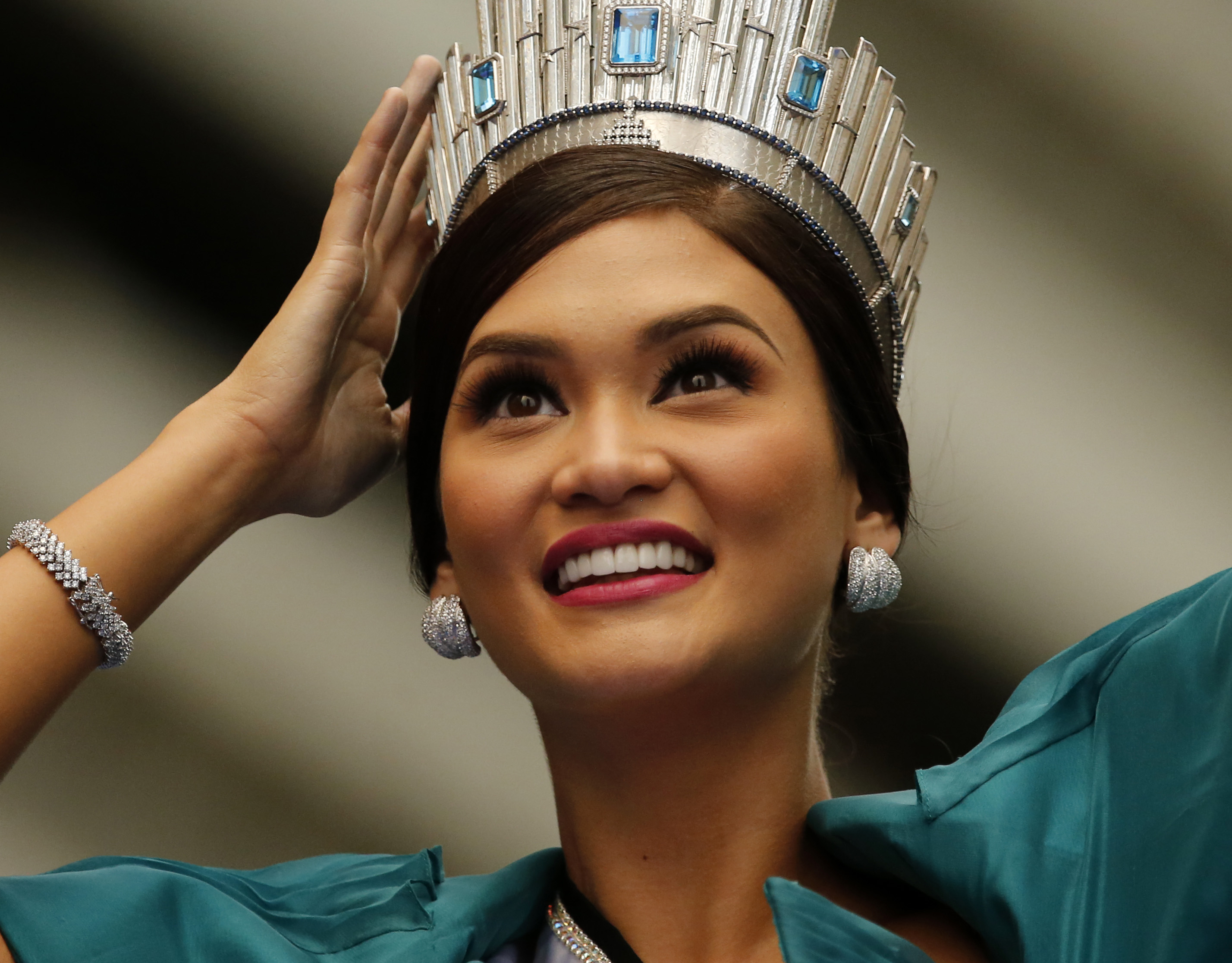 ALL SMILES. Pia Alonzo Wurtzbach of the Philippines at her homecoming parade in Manila. Photo by Francis Malasig/EPA  