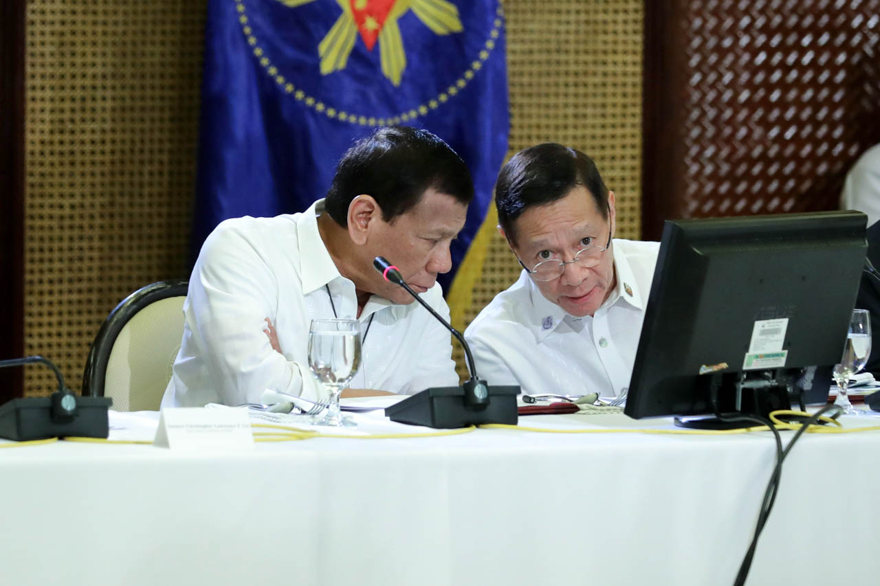 RESIGN. President Rodrigo Roa Duterte confers with Health Secretary Francisco Duque III while holding a meeting with the Inter-Agency Task Force for the Management of Emerging Infectious Diseases at the Malacanan Palace on March 9, 2020. Malacanang Photo 