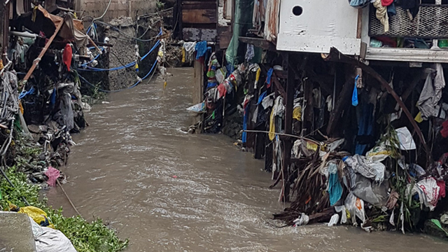FLOOD. Mayor Edgar Labella highlights flooding as a perennial problem in Cebu City. 2017 photo by Cebu City Councilor Dave Tumulak