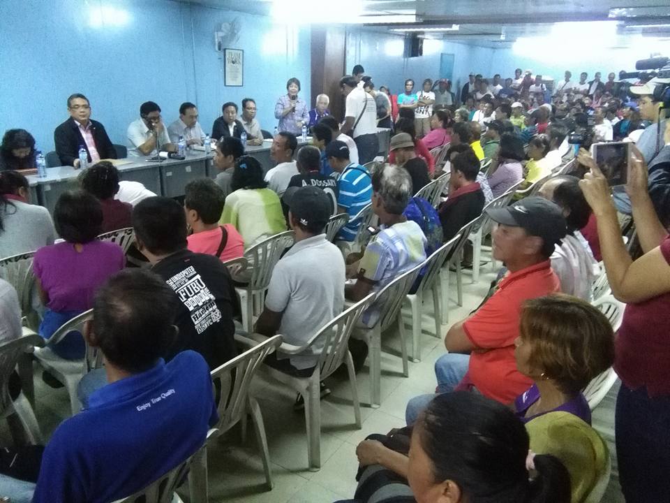 LUISITA. Hacienda Luisita farmers in a dialogue with Department of Agrarian Reform Secretary Ka Paeng Mariano, at the DAR Central Office in Quezon City on July 8, 2016. File photo from Luisita Watch Facebook  