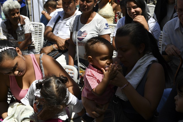 MEDICAL AID. US and Russia clash over how to help out Venezuela. File photo shows Venezuelans as they wait for a chance to receive medical attention by volunteers of the "Aid and Freedom Coalition" movement in Caracas, on February 17, 2019. Photo by Yuri Cortez/AFP) 