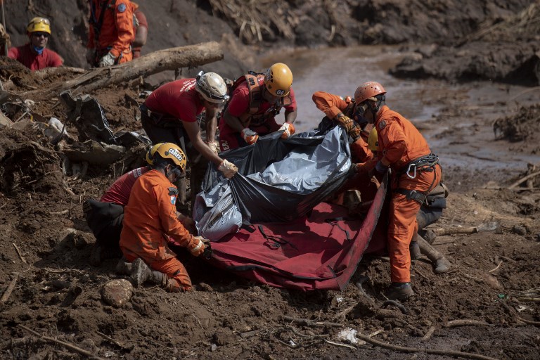 DAM COLLAPSE. Firefighters recover the body of a victim from the dam collapse at an iron-ore mine belonging to Brazil's giant mining company Vale near the town of Brumadinho, state of Minas Gerais, southeastern Brazil, on January 28, 2019. Photo by Mauro Pimentel/AFP 