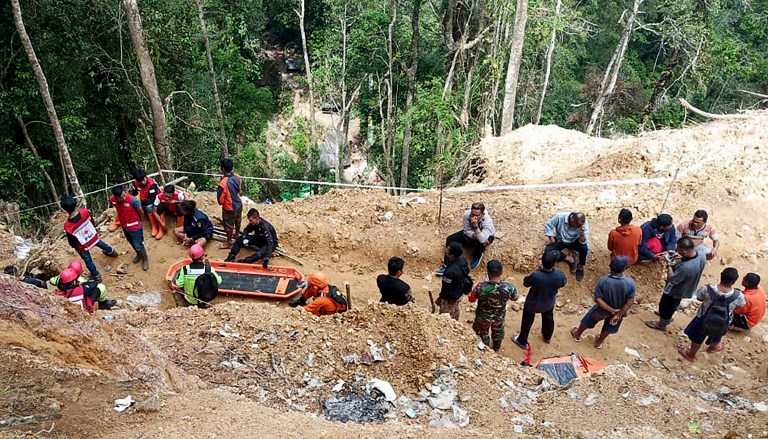 MORE DEATHS. This handout picture from Indonesia's Badan Nasional Penanggulangan Bencana, the accident mitigation agency, taken and released on February 27, 2019 shows rescuers preparing to enter in a collapsed illegal gold mine in the Bolaang Mongondow region of North Sulawesi. AFP PHOTO / BADAN NASIONAL PENANGGULANGAN BENCANA (BNBP) 