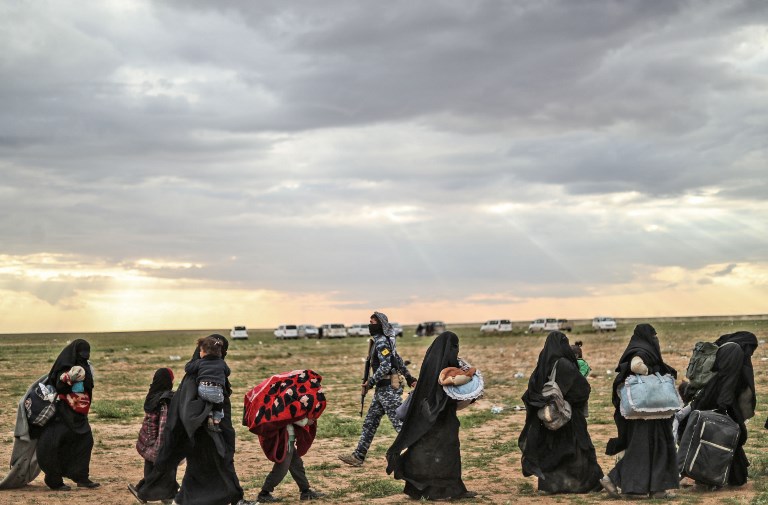 INFLUX. Civilians evacuated from the Islamic State group's embattled holdout of Baghouz wait at a screening area held by the US-backed Kurdish-led Syrian Democratic Forces (SDF), in the eastern Syrian province of Deir Ezzor, on February 27, 2019. Photo by Delil Souleiman/AFP 