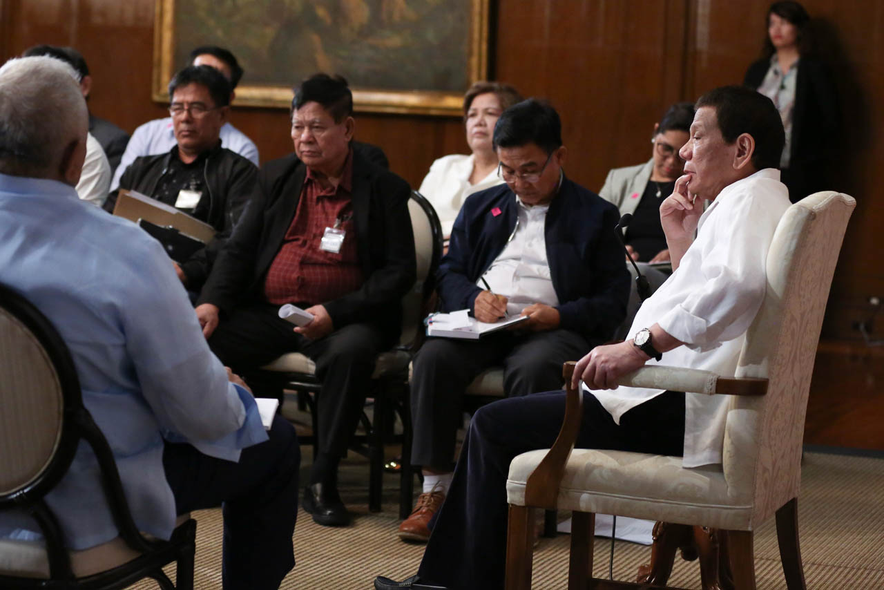 TALKING RICE. President Rodrigo Duterte holds a meeting with members of his Cabinet and representatives from the rice industry on February 6, 2019. Malacañang photo  