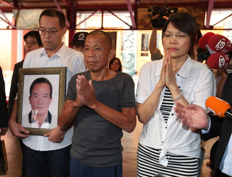 HOME AT LAST. Shen Jui-chang (C), who was the chief engineer on a fishing boat that was seized south of the Seychelles in March 2012, prays at Hsing Tian Kong temple in Taipei City to give thanks, October 26, 2016. Photo by CNA/AFP  