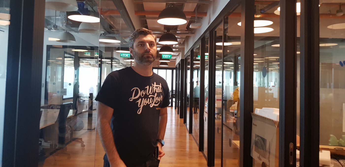 COLLABORATIVE. Aside from renting out individual tables, WeWork also rents out glass cubicles for small teams. The glass walls were designed to encourage people from different companies to interact and collaborate. Photo by Anna Mogato/Rappler   