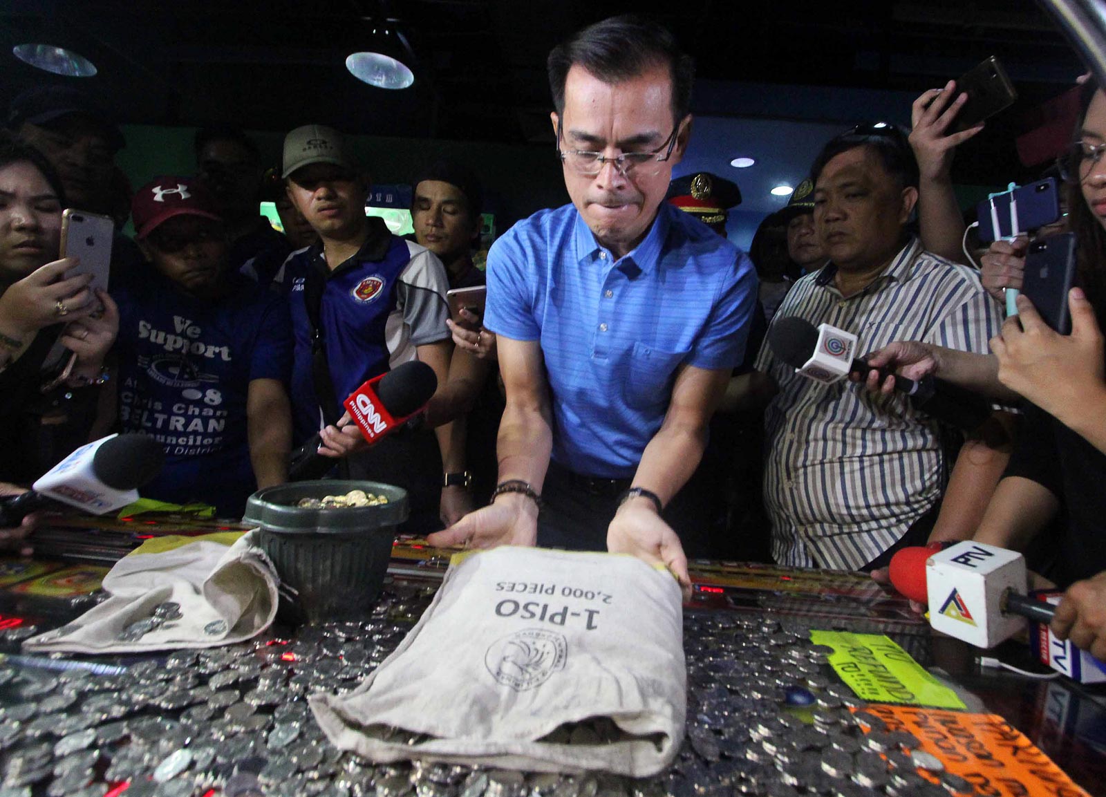 ARCADE RAID. Manila Mayor Isko Moreno presents money gathered by the gaming devices in a gambling store inside Isetann Recto Avenue. Photo by Ben Nabong/Rappler
 