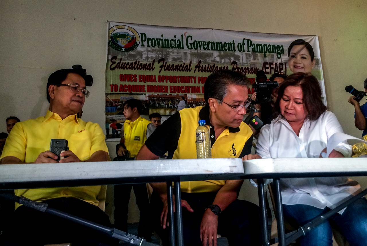 PAMPANGA ALLIES. Administration candidate Manuel Roxas II and Pampanga Governor Lilia Pineda. Photo by Bea Cupin/Rappler  