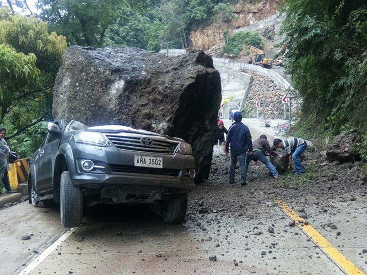 ROCKFALL. A boulder destroys a Toyota Fortuner passing through Kennon Road in Tuba, Benguet, on June 17, 2018. Photo courtesy of Manuel Manansala 