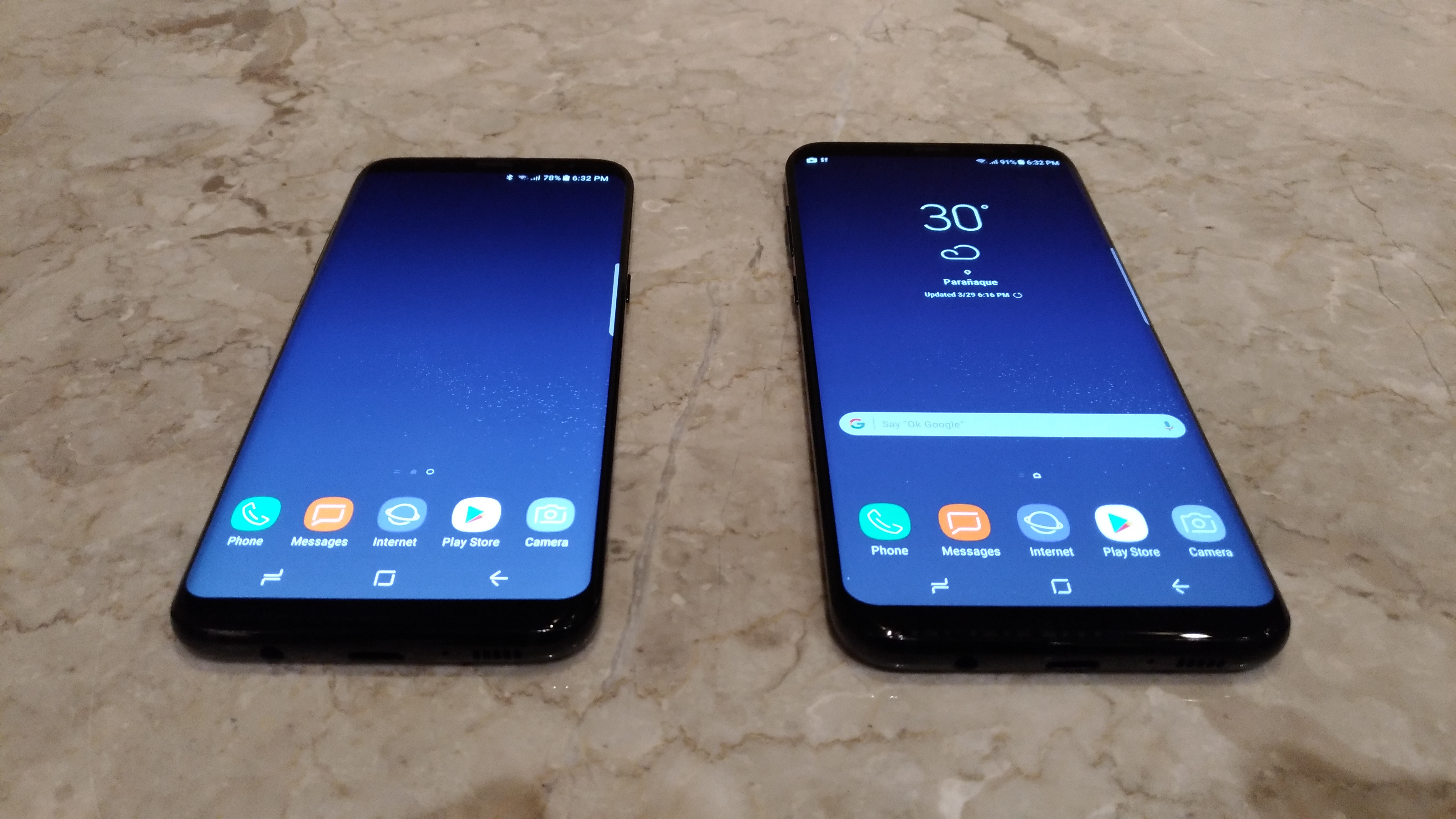 LOOKERS. The bezels on the S8 and S8+ have receded further since the S7. Photo by Gelo Gonzales/Rappler   