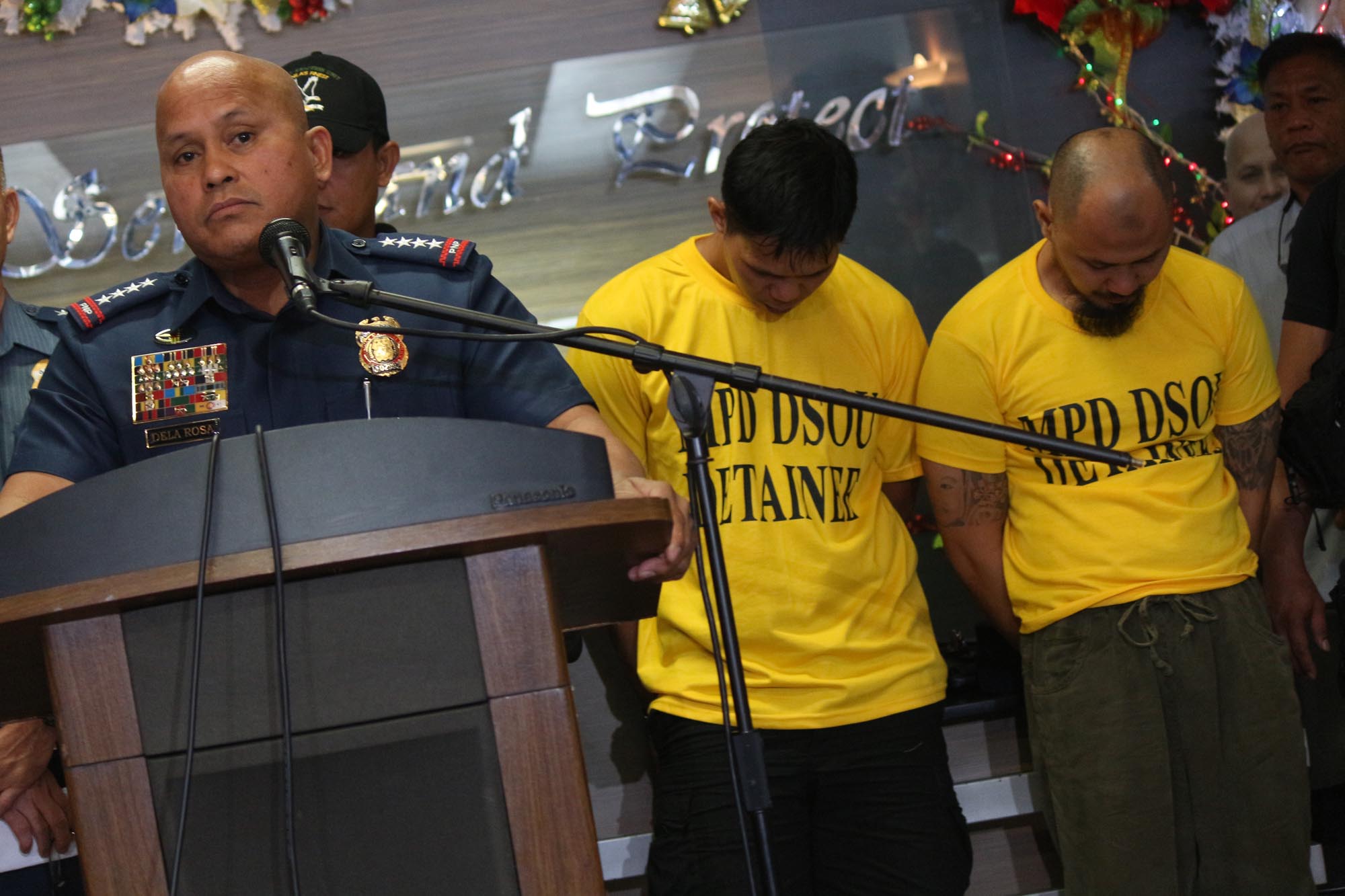 SUSPECTS. PNP chief Ronald dela Rosa presents 2 suspects in the US embassy bomb try at Camp Crame on December 1, 2016. Photo by Joel Liporada/Rappler  