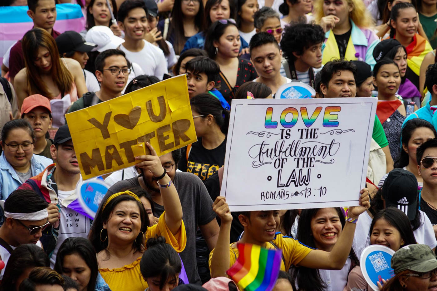 SIGN LANGUAGE. The LGBT community and its allies spread messages of love through signs at Metro Manila Pride 2018. Photo by Jire Carreon/Rappler 
