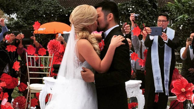 CONGRATULATIONS. Yeng Constantino and Yan Asuncion kiss after being declared husband and wife Saturday, February 14. Photo from Instagram/@niceprintphoto 
