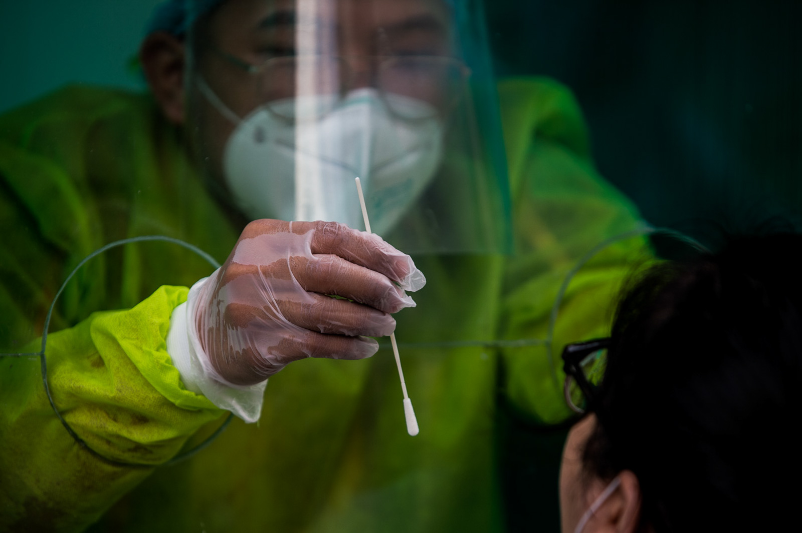 SWABBING. A health worker conducts a swab test on a suspected COVID-19 patient in Sta Ana Hospital in Manila on April 17, 2020. Photo by Lisa Marie David/Rappler  