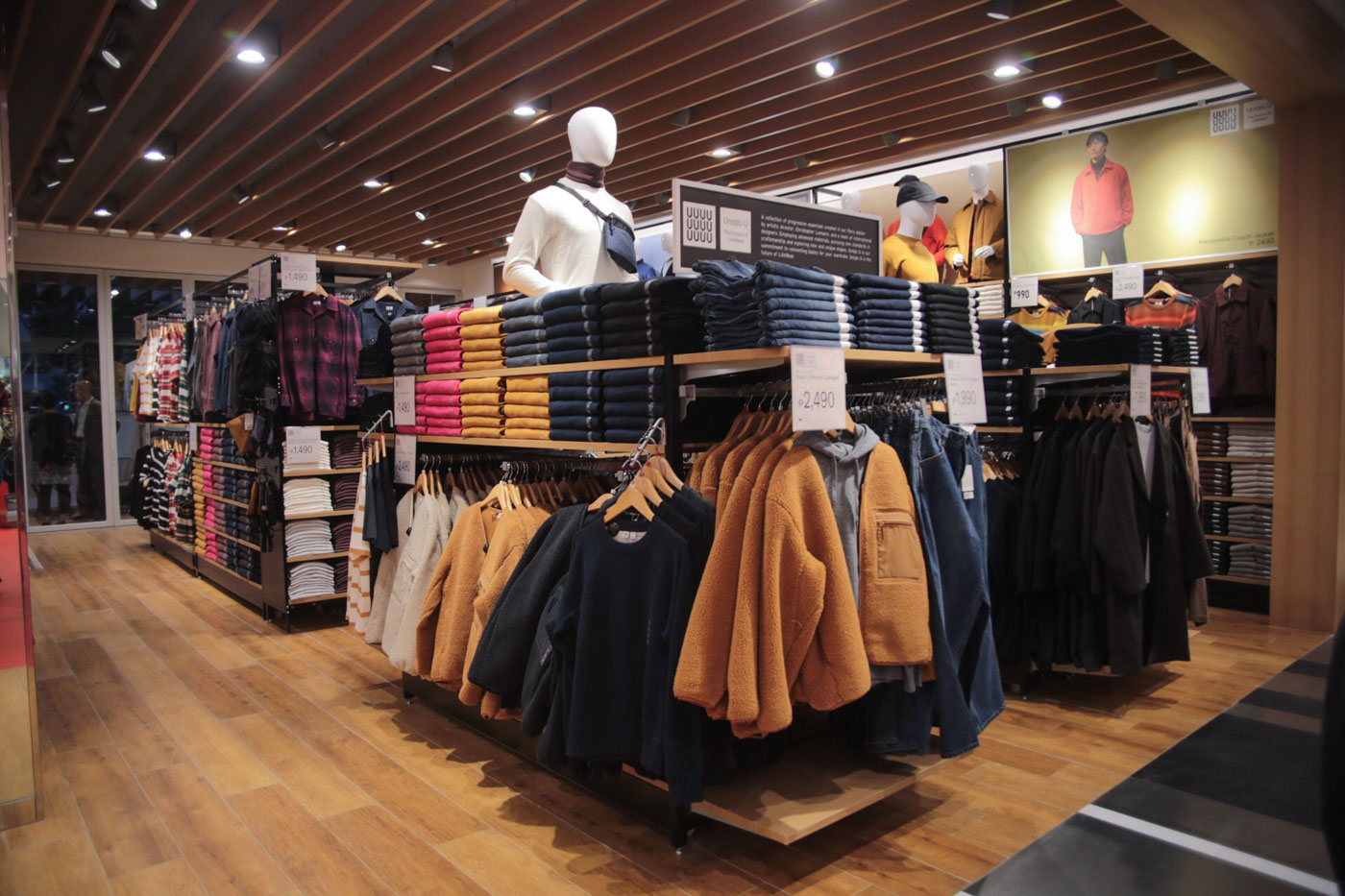 ON SALE. Uniqlo Philippines announces a Black Friday sale for 2019. File photo of the Uniqlo Manila Flagship store. File photo by Paolo Abad/Rappler 