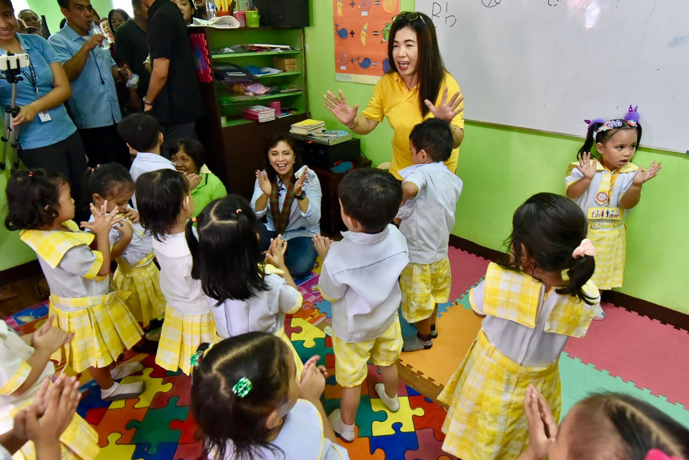 ANGAT BUHAY. Vice President Leni Robredo visits a daycare center in a poor community in Navotas City  on August 2, 2017. Photo by LeAnne Jazul/Rappler 