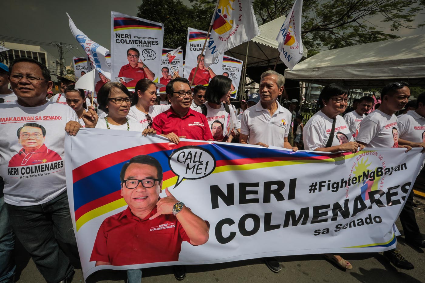 SENATE RACE. Supporters of Neri Colminares (in red shirt) gather outside the Comelec office in Manila during the filing of Certificates of Candidacy on October 11, 2018. Photo by Jire Carreon/Rappler 