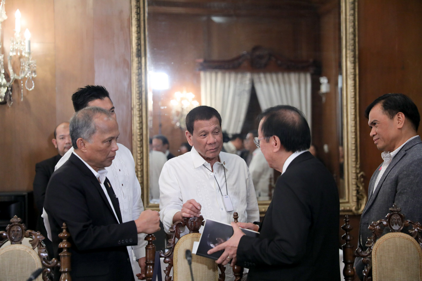 PREROGATIVE. President Rodrigo Duterte speaks with some Cabinet officials, including Energy Secretary Alfonso Cusi, before the 42nd Cabinet meeting. Malacañang photo 