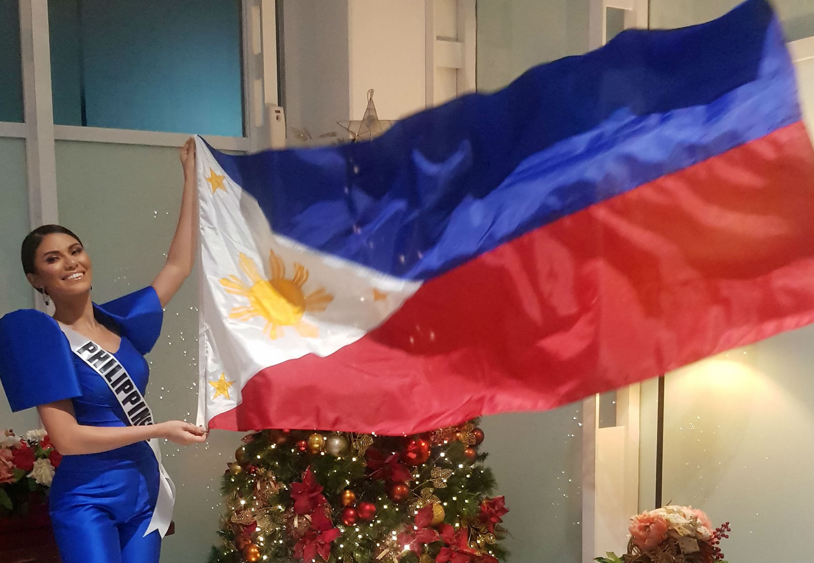 OFF TO ATLANTA. Gazini Ganados flashes the Philippine flag before leaving for the USA for Miss Universe 2019. Photo from Facebook/Bb Pilipinas  