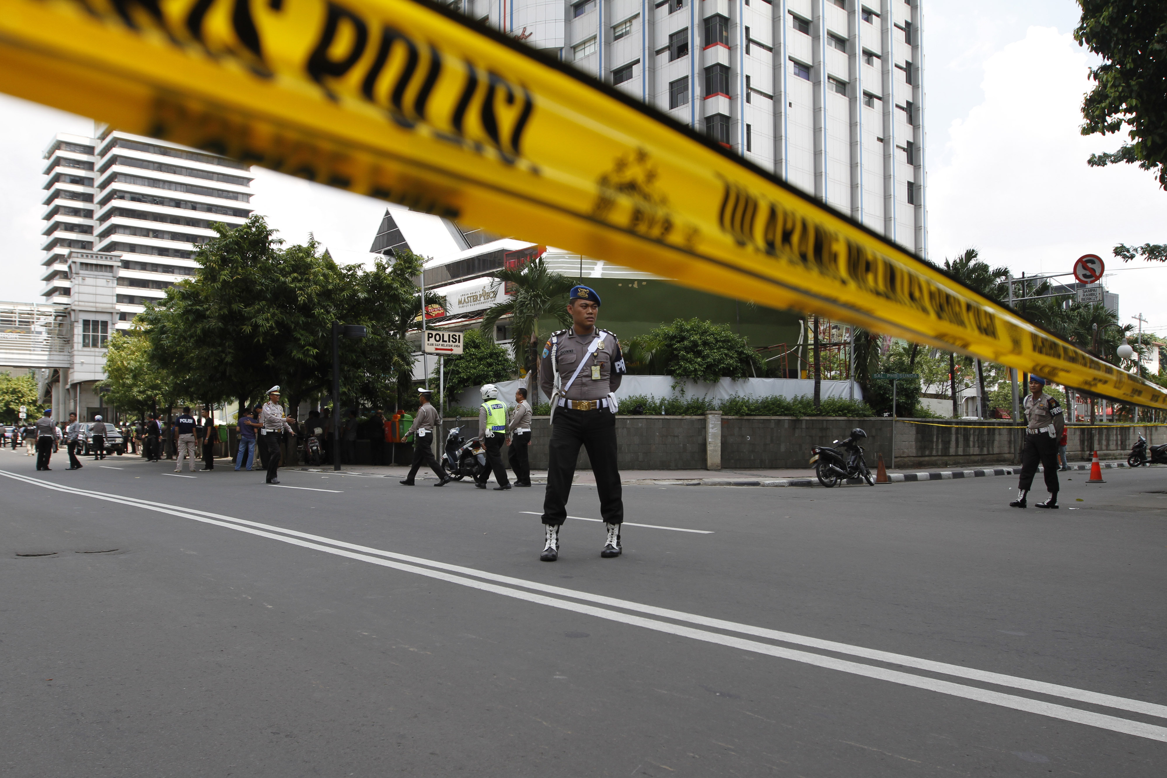 OFF LIMITS. A general view shows a police cordon sealing off the scene of a bomb blast in Jakarta, Indonesia, January 14, 2016. Roni Bintang/EPA 
