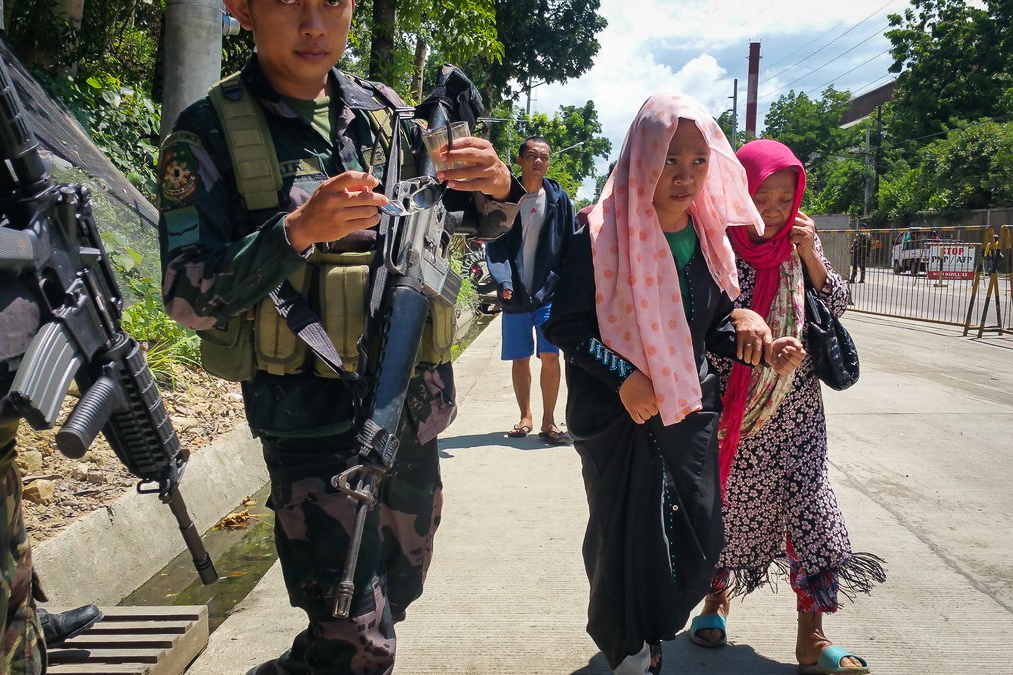 SECURITY CHECKS. Government troops man checkpoints in Iligan City on May 24. Photo by Bobby Lagsa/Rappler 