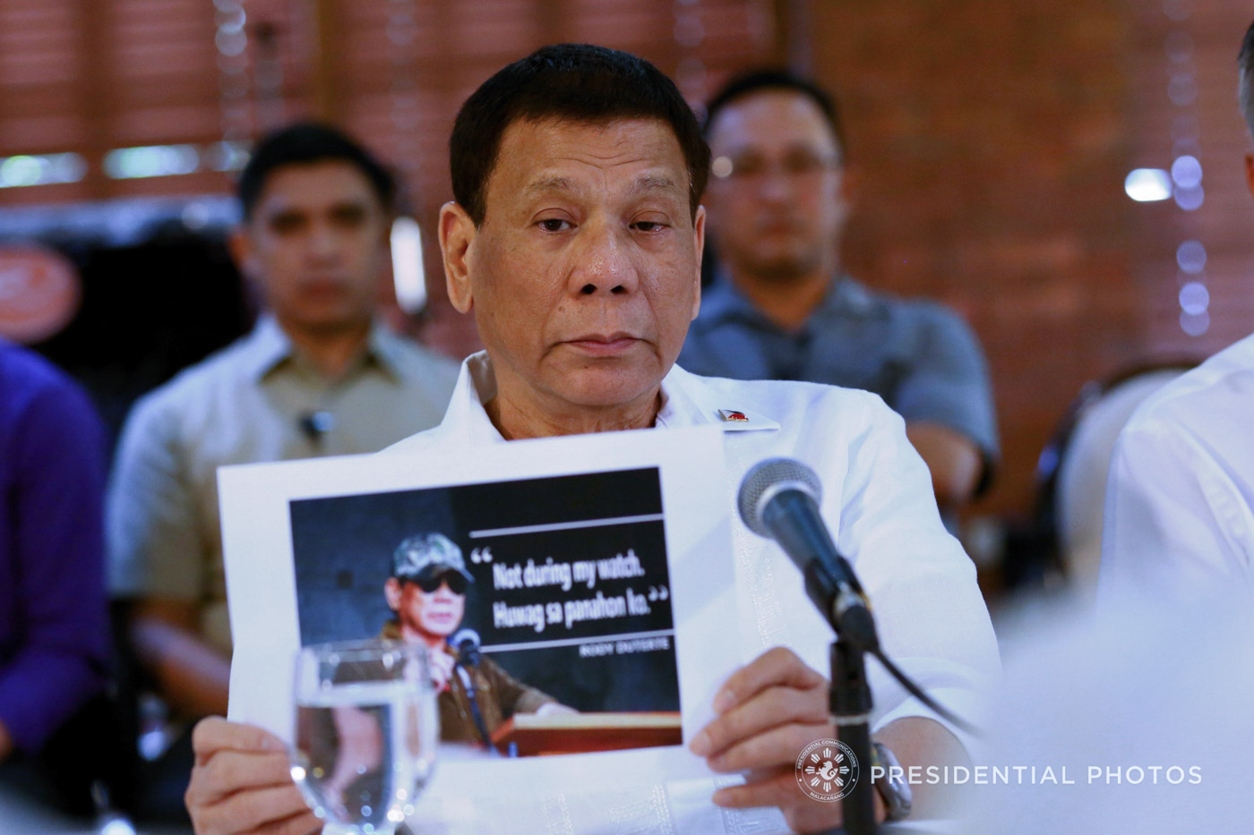 ZERO TOLERANCE? President Rodrigo Duterte tells government officials not to engage in illegal activities under his watch. Malacañang photo