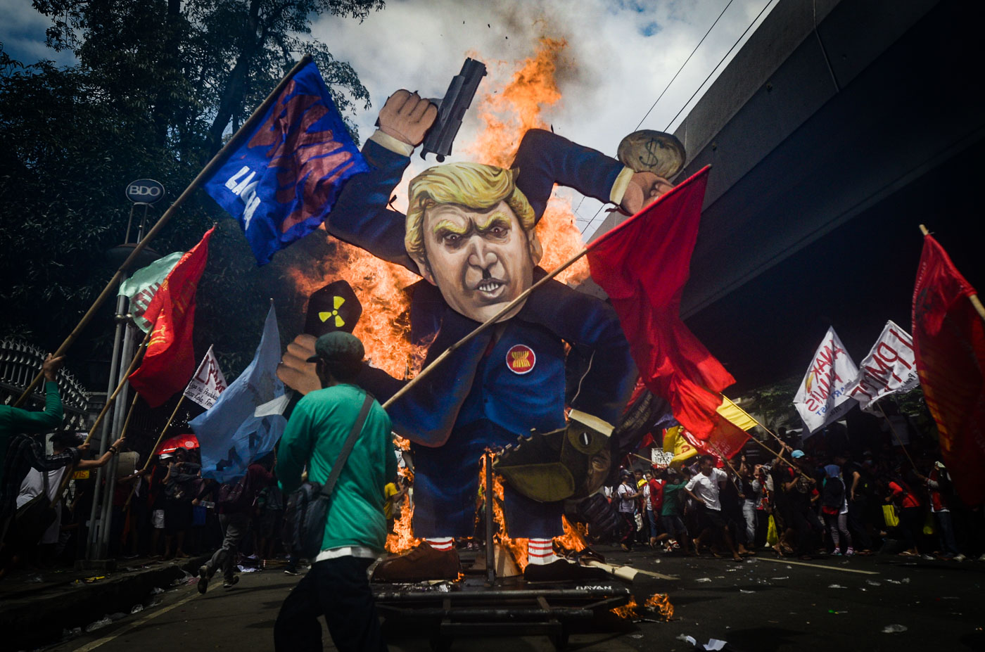 FASCIST SPINNER. Protesters burn a 13-foot tall effigy of US President Donald Trump on Monday, November 13. Photo by Alecs Ongcal/Rappler  