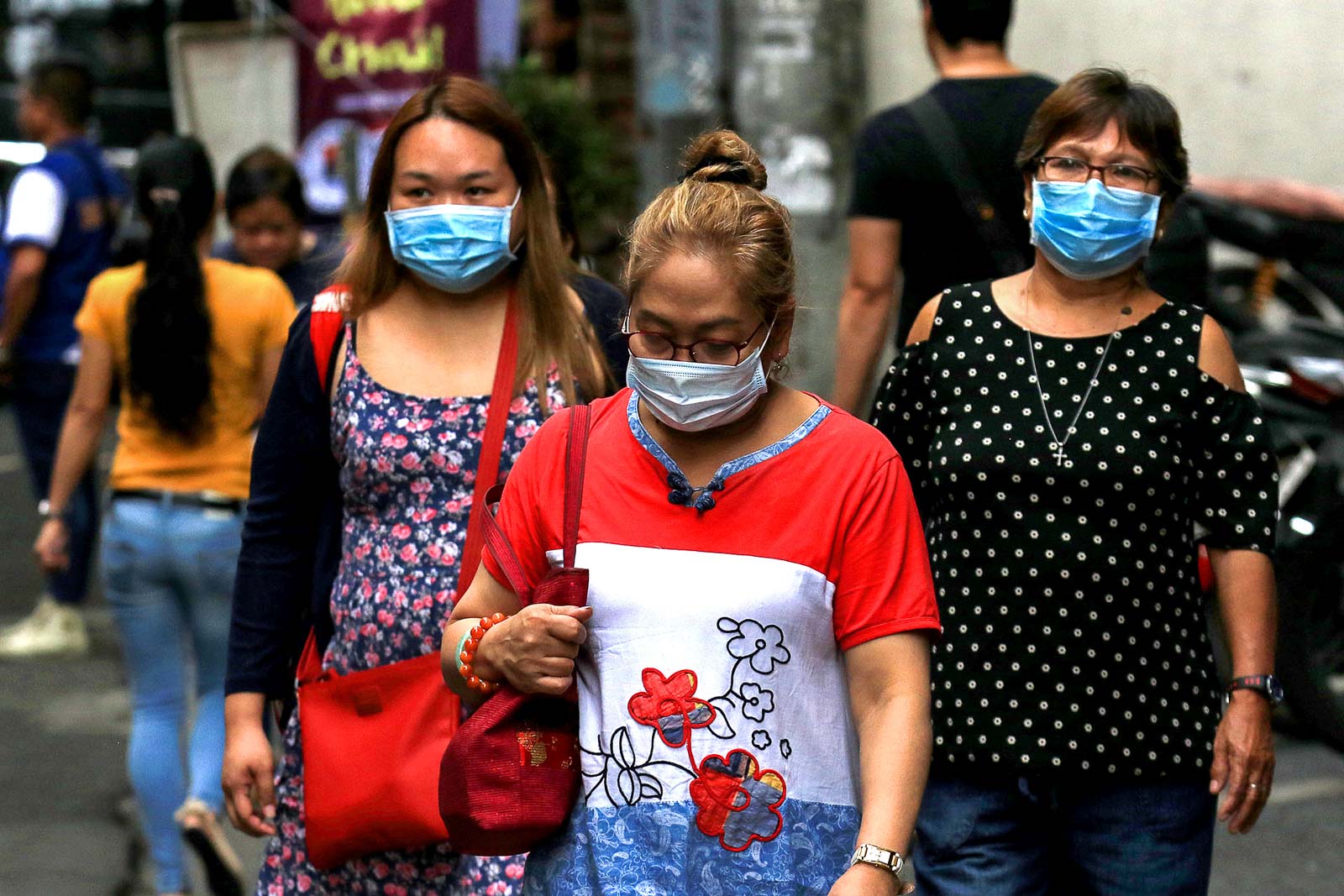 PROTECTION. Visitors of Binondo, Manila's Chinatown, wear masks amid fears over the novel coronavirus. File photo by Ben Nabong/Rappler 