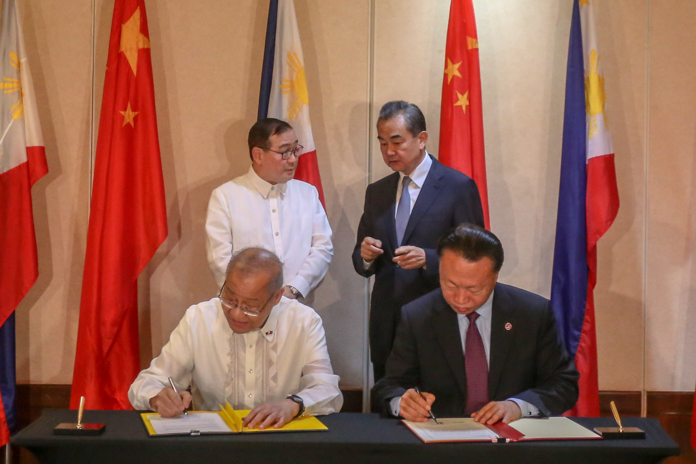 SIGNING OF AGREEMENTS. Philippine Foreign Secretary Teodoro 'Teddyboy' Locsin Jr and Chinese Foreign Minister Wang Yi witness the signing of agreements between the Philippines and China, represented by Philippine Ambassador Jose Santiago 'Chito' Santa Romana and Chinese Ambassador Zhao Jianhua on October 29, 2018. Photo by Manman Dejeto/Rappler 