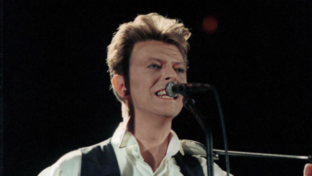 SWANSONG. David Bowie's long-time collaborator, Tony Visconti, says that 'Lazarus' was Bowie's parting gift. In the photo, Bowie, who died on January 10, performs at a concert in Hungary in 1990. File photo from EPA  