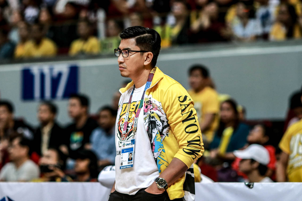 GAME FACE. Coach Aldin Ayo tells his wards to refocus after the grueling stepladder semifinals. Photo by Michael Gatpandan/Rappler  