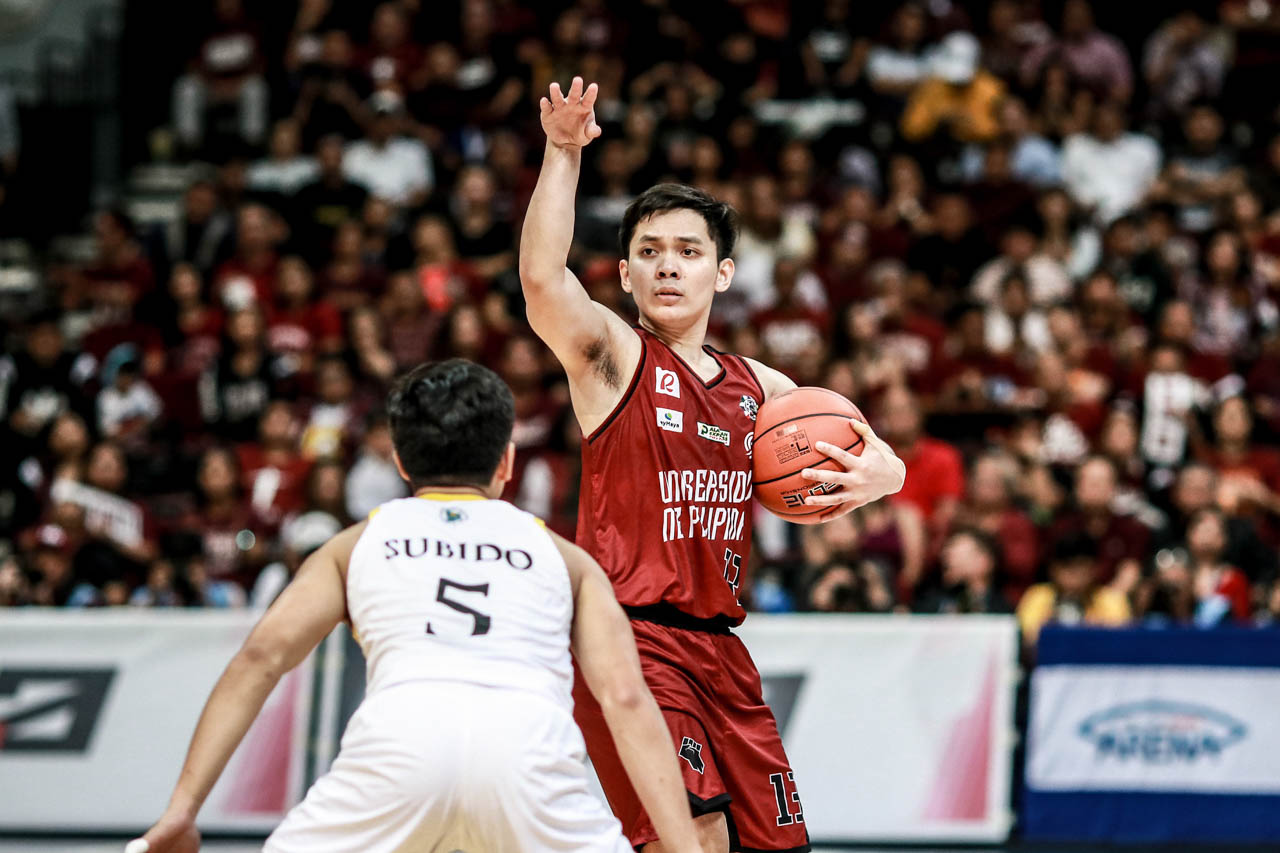 KEEP FIGHTING. As Jun Manzo bids farewell, the veteran guard tells the Maroons to stay the course. Photo by Michael Gatpandan/Rappler   