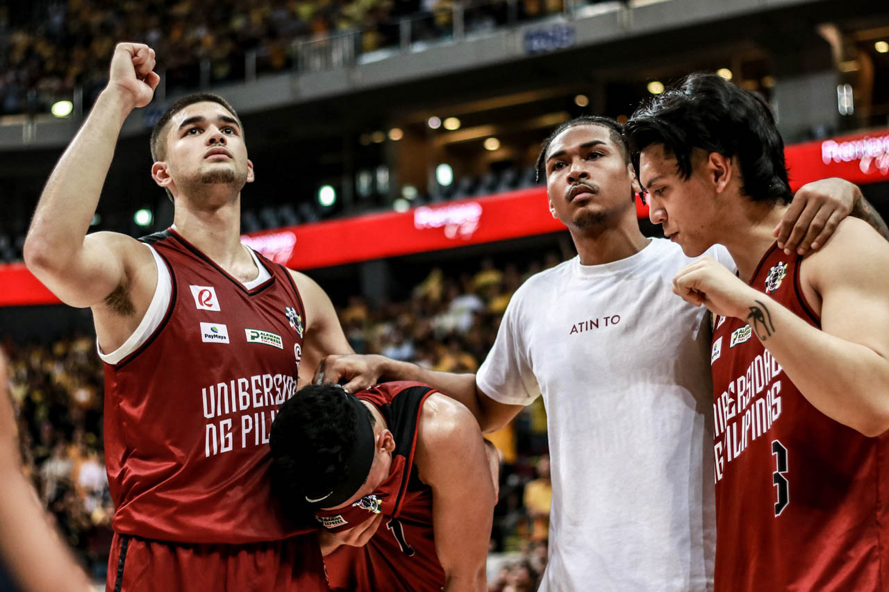 PAINFUL END. Kobe Paras (left) and the UP Maroons try to put up a brave face after a narrow loss to the UST Tigers. Photo by Michael Gatpandan/Rappler   