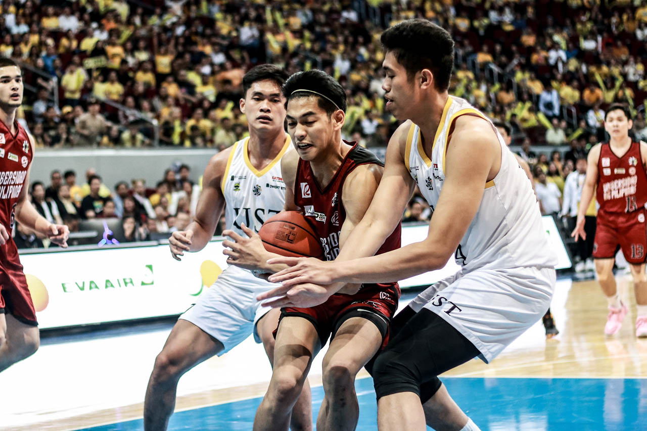 GRITTY. The UST Tigers complete the stunner over the UP Maroons. Photo by Michael Gatpandan/Rappler   