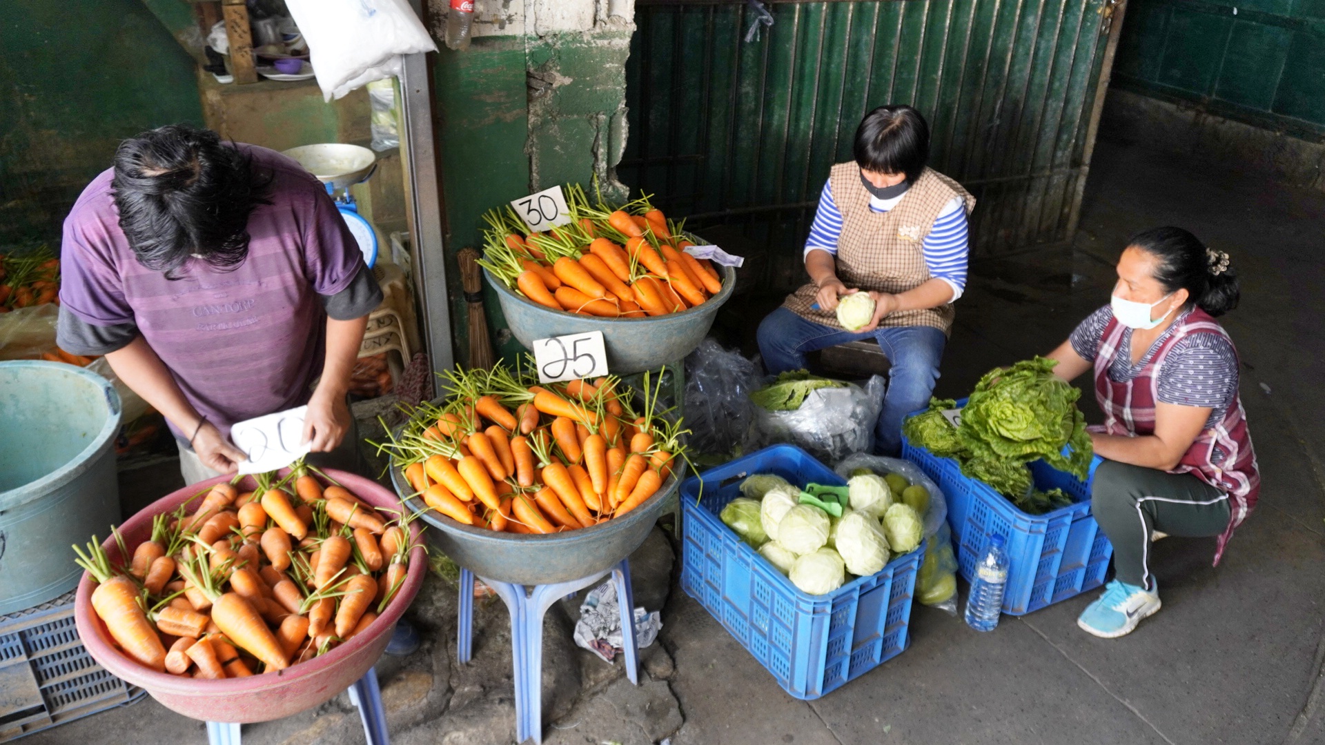 SUPPORT. Vendors at the public market of Baguio city sell fresh highland vegetables, which come in bulk despite the difficulty in transporting the goods to the lowland markets. File photo by Mau Victa/Rappler 