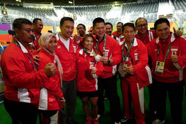 Sri Wahyuni (tengah) berfoto bersama Menpora Imam Nahrawi dan Ketua Kontingen Indonesia Raja Sapta Oktohari, pada 7 Agustus 2016. Foto dari Kemenpora 