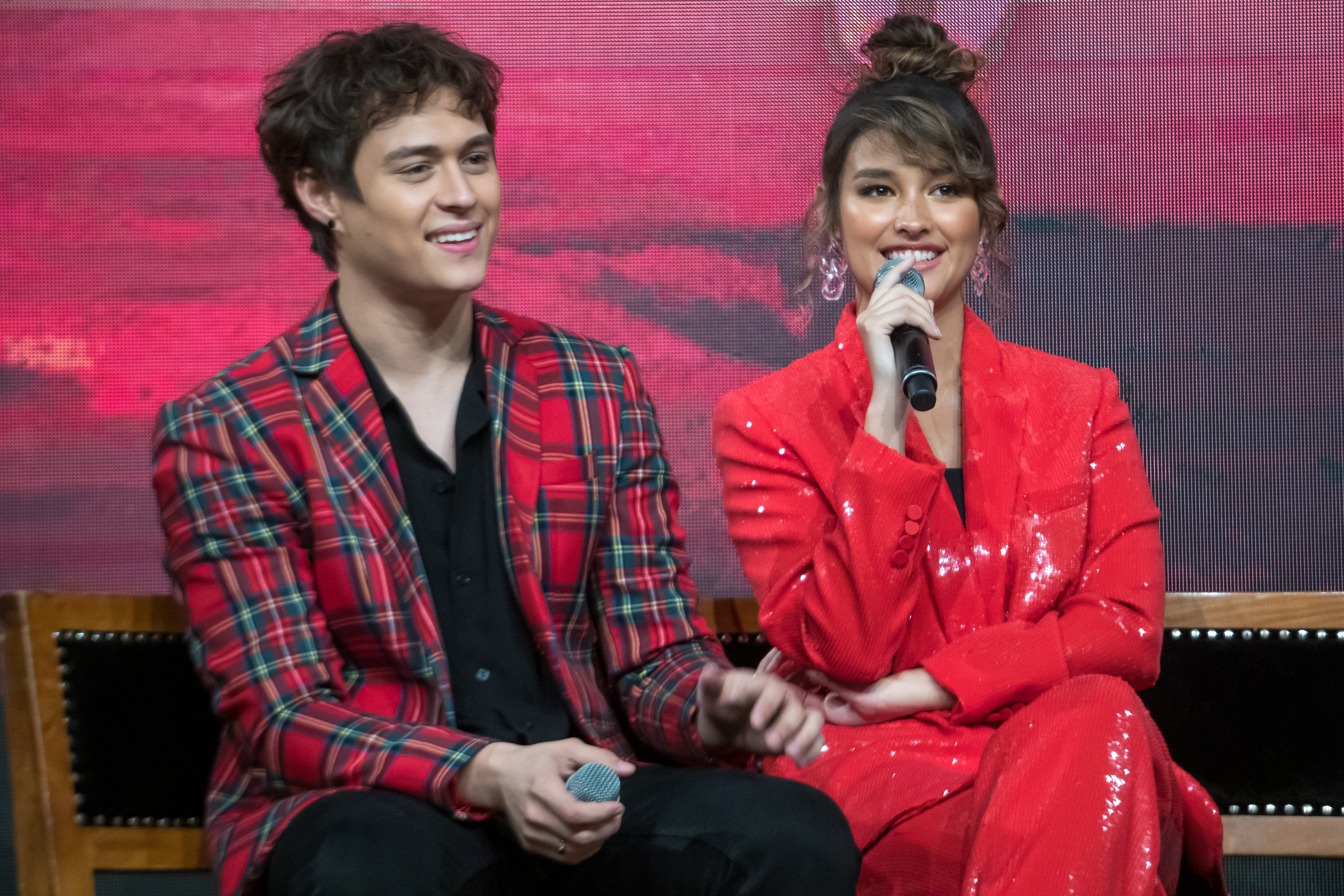 BACK ON TV. Lizquen fans tweet their excitement over the tandem's return in 'Make It Withe You.' Photo by Dion Besa/Rappler 