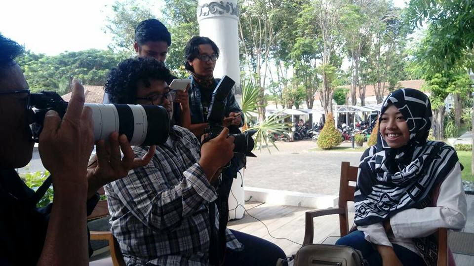 WARISAN. Penulis, Asa Firda Inayah, saat diwawancarai wartawan di Balai Kota Banyuwangi. Foto dari akun Facebook Afi 