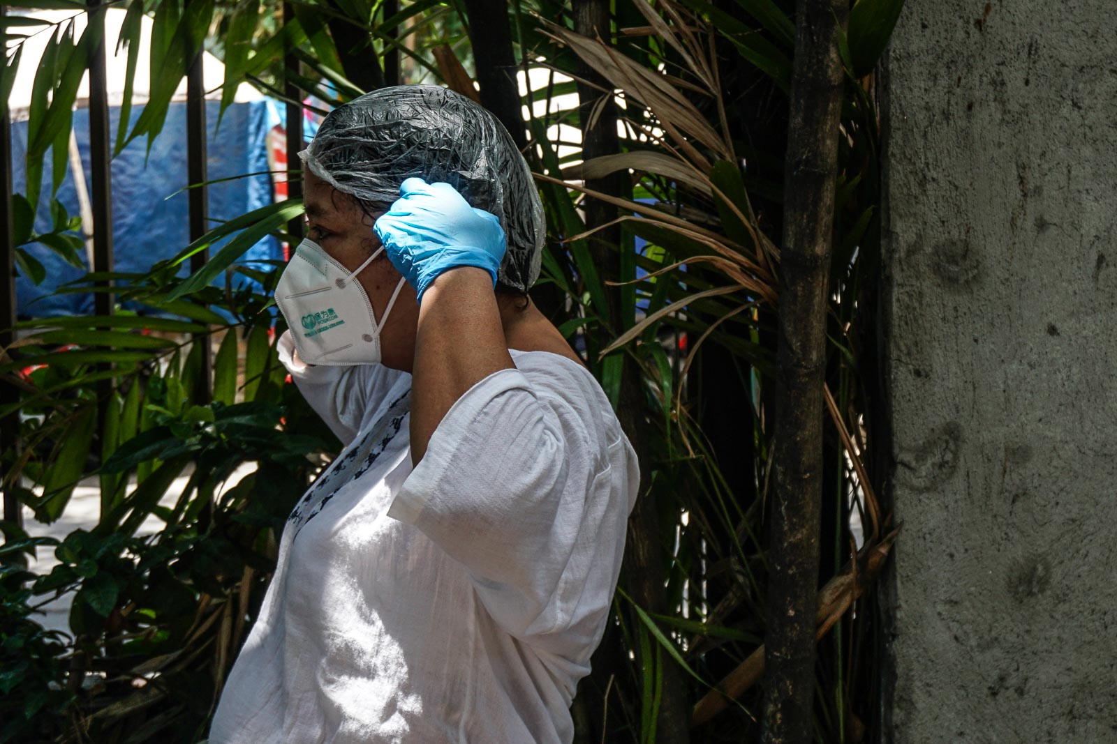 SAFETY MEASURES. Health workers sanitize and take off their personal protective equipment on May 1, 2020. Photo by Dante Diosina Jr/Rappler 