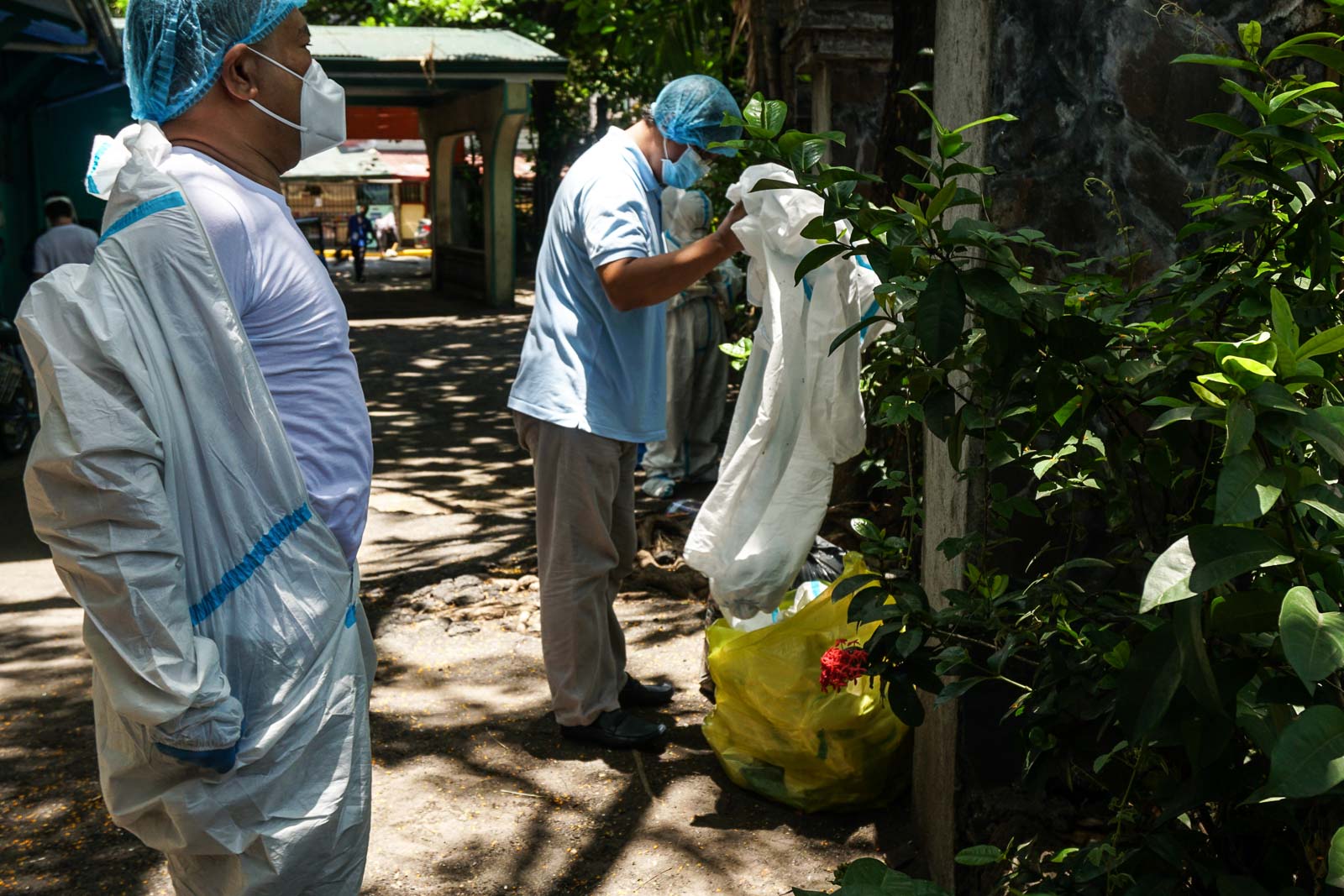 HIGH RISK. Manila health workers sanitize and take off their personal protective equipment after they conduct community testing for COVID-19 at San Andres, Manila on May 1, 2020. File photo by Dante Diosina Jr/Rappler 