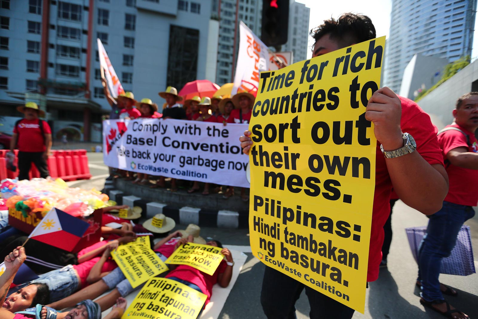NO TRASH ALLOWED. Environment activists stage a protest against the entry of trash from rich countries into the Philippines on May 21, 2019. Photo by Jire Carreon/Rappler 